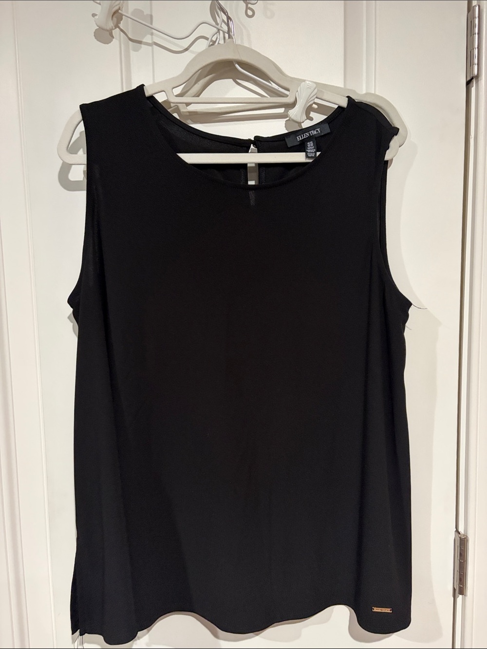 Ellen Tracy Black Crewneck Sleeveless Shell